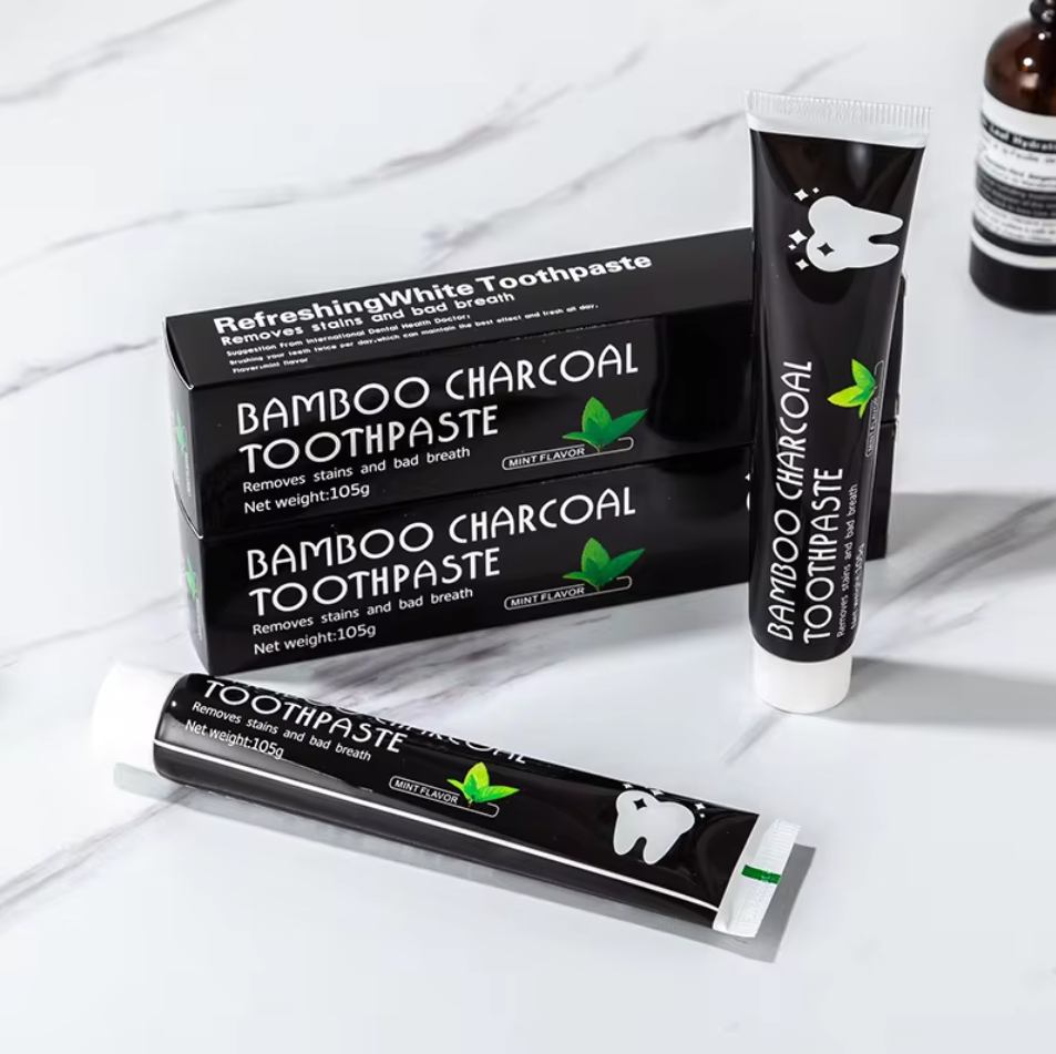 présentation dentifrice au charbon de bamboo sur table en marbre blanc
