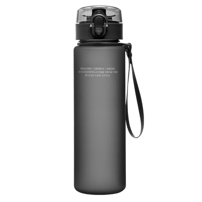 bouteille sans bpa 560ml noire debout sur fond blanc