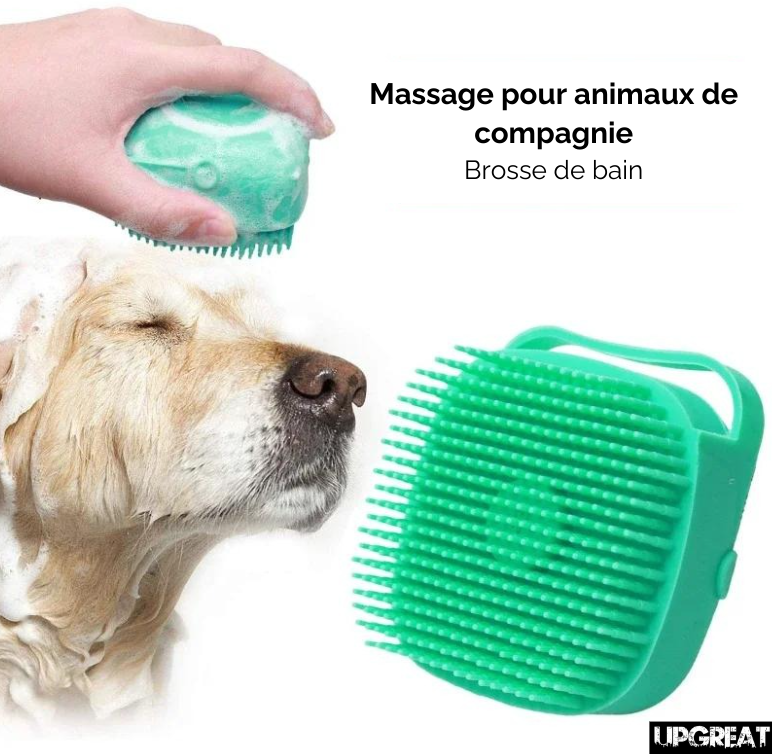 brosse a shampoing pour animaux en utilisation sur fond blanc avec un chien