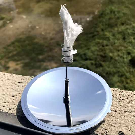 chargeur solaire en utilisation sur une barrière avec fond de l'herbe