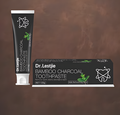 dentifrice au charbon de bamboo avec emballage sur fond marron