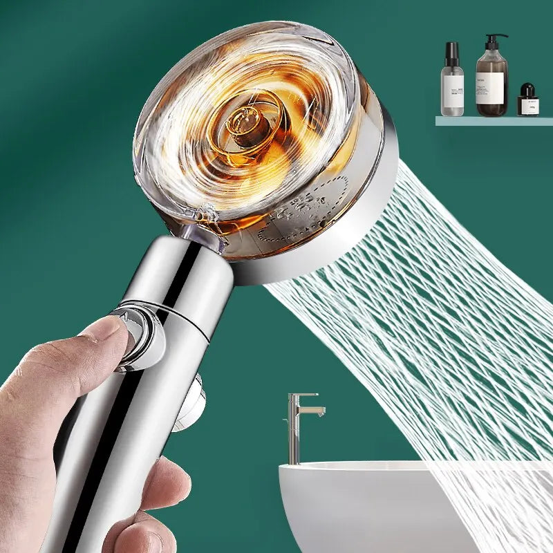 pommeau de douche a helice couleur or dans une salle de bain