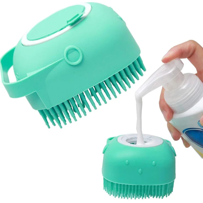 remplissage de la brosse a shampoing pour animaux sur fond blanc
