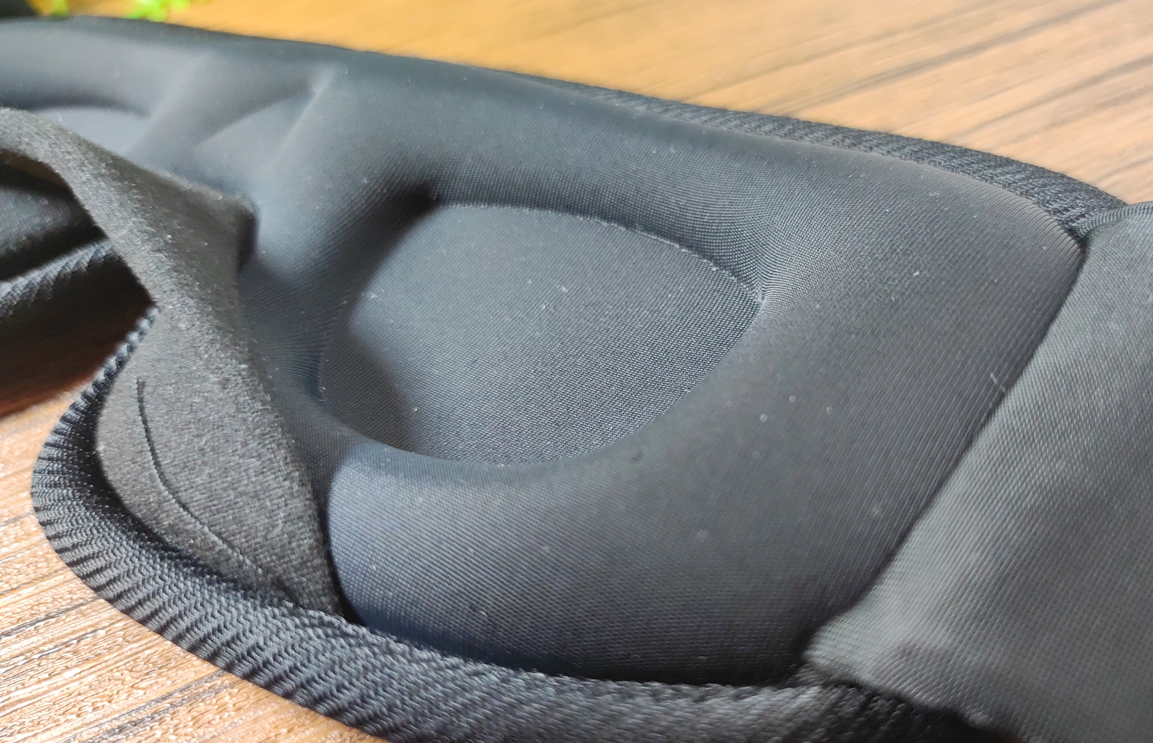 vu zoome sur le derriere du masque de sommeil pose sur une table
